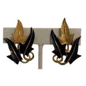 Vintage Mode Art Clip Earrings Leaf Black Enamel Signed Retro 1970s Old Money